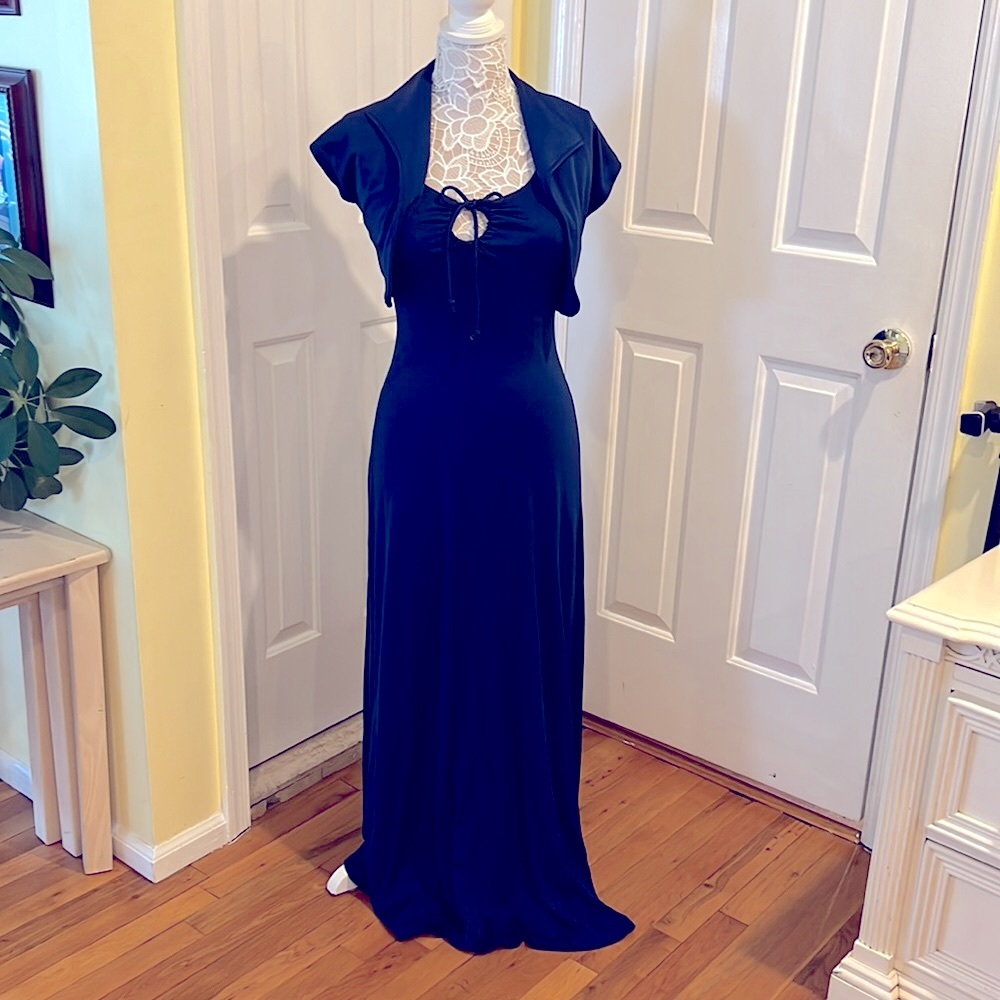 Vintage gown.1970’s. Size says 9 maniquine wears a small.